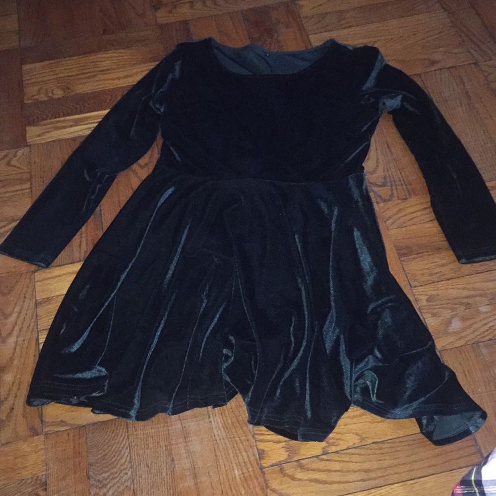 Green long sleeve velvet dress